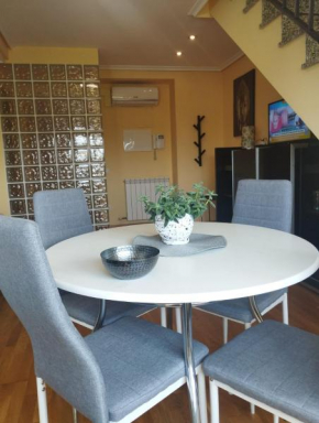 Duplex con terraza y vistas a la montaña aire acondicionado frente a piscinas públicas